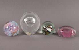 vier Paperweights, u.a. Holmegaard und Kosta Boda