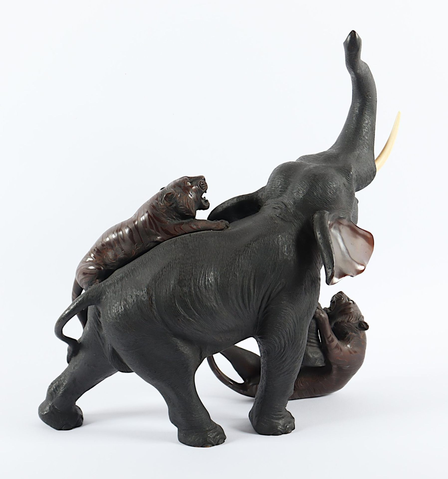 Elefant mit Tigern kämpfend, Bronze, Japan, E.19.Jh. - Bild 6 aus 10