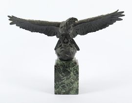 Büschelberger, Adler auf Kugel, Bronze, Marmorsockel