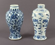 zwei Vasen, Porzellan, Unterglasurblau dekoriert China, 19./20.Jh.