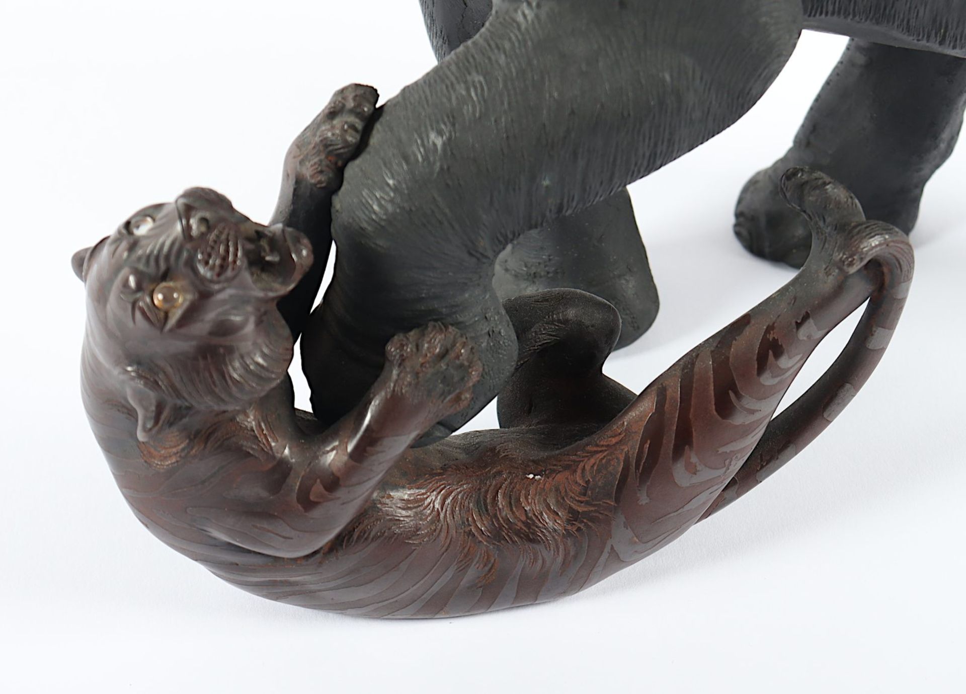 Elefant mit Tigern kämpfend, Bronze, Japan, E.19.Jh. - Bild 3 aus 10