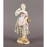 FIGUR "KRÄMERIN MIT KORB", Modellnr. 2350, Friedrich Elias MEYER von 1755, MEISSEN, E.19.Jh.