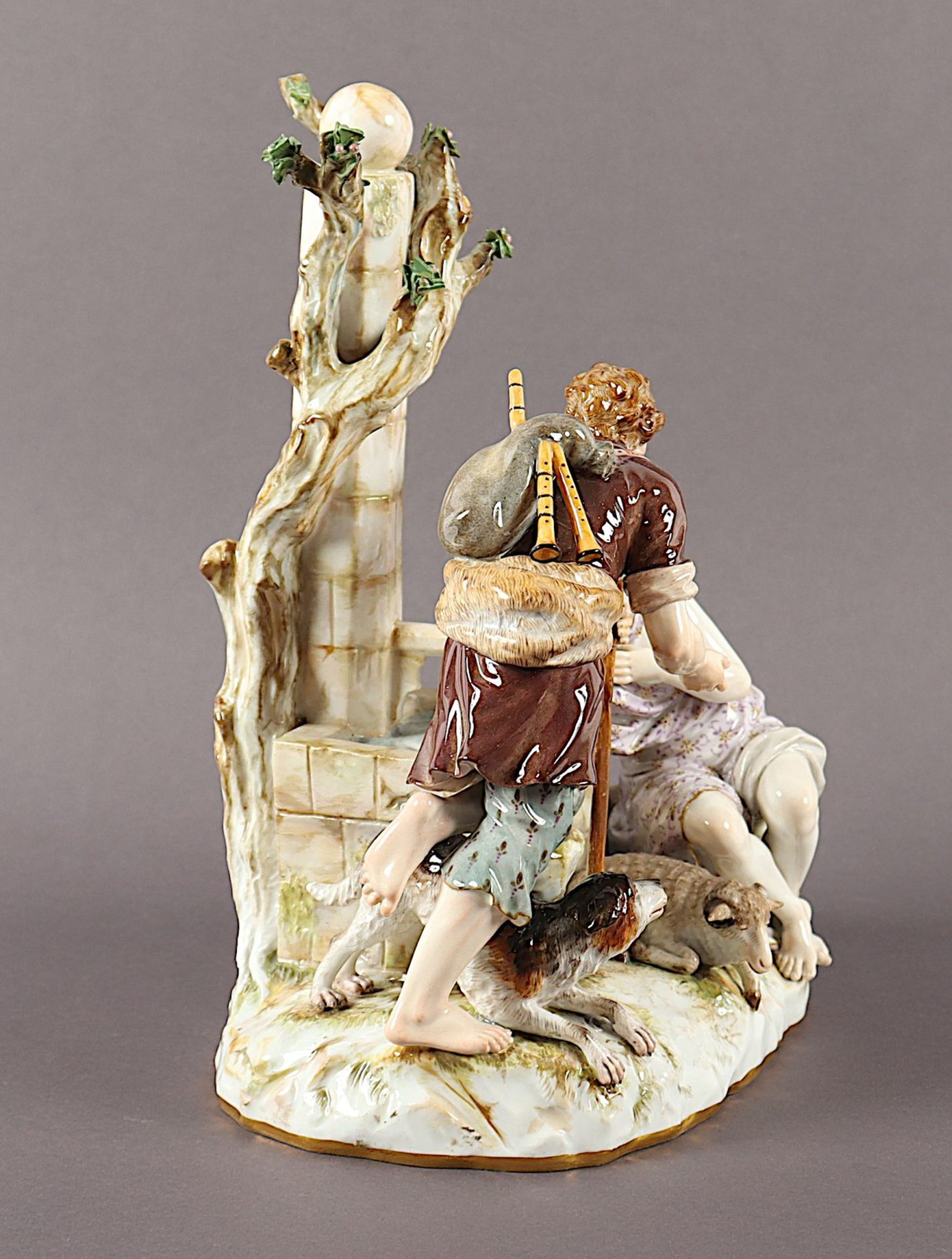 "SCHÄFERGRUPPE AM BRUNNEN", Modell 1290, Entwurf Johann Joachim KAENDLER von 1750, MEISSEN, 19.Jh. - Image 3 of 5