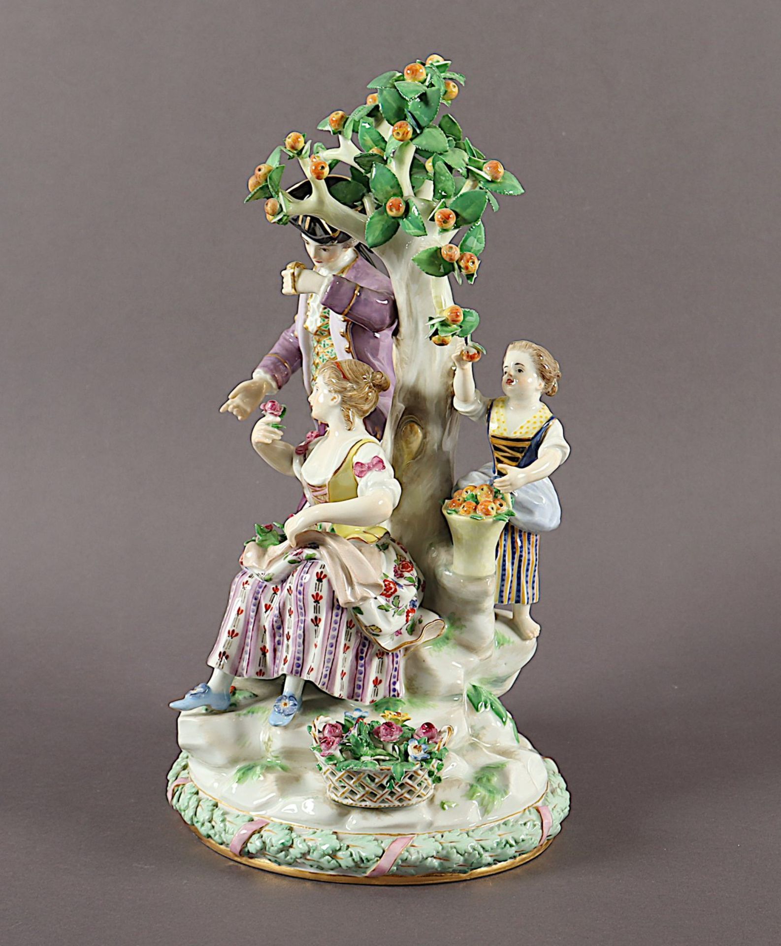 GÄRTNERGRUPPE AM APFELBAUM, Modell D 94, Entwurf Michel Victor ACIER von 1772, MEISSEN, E.19.Jh. - Image 3 of 5