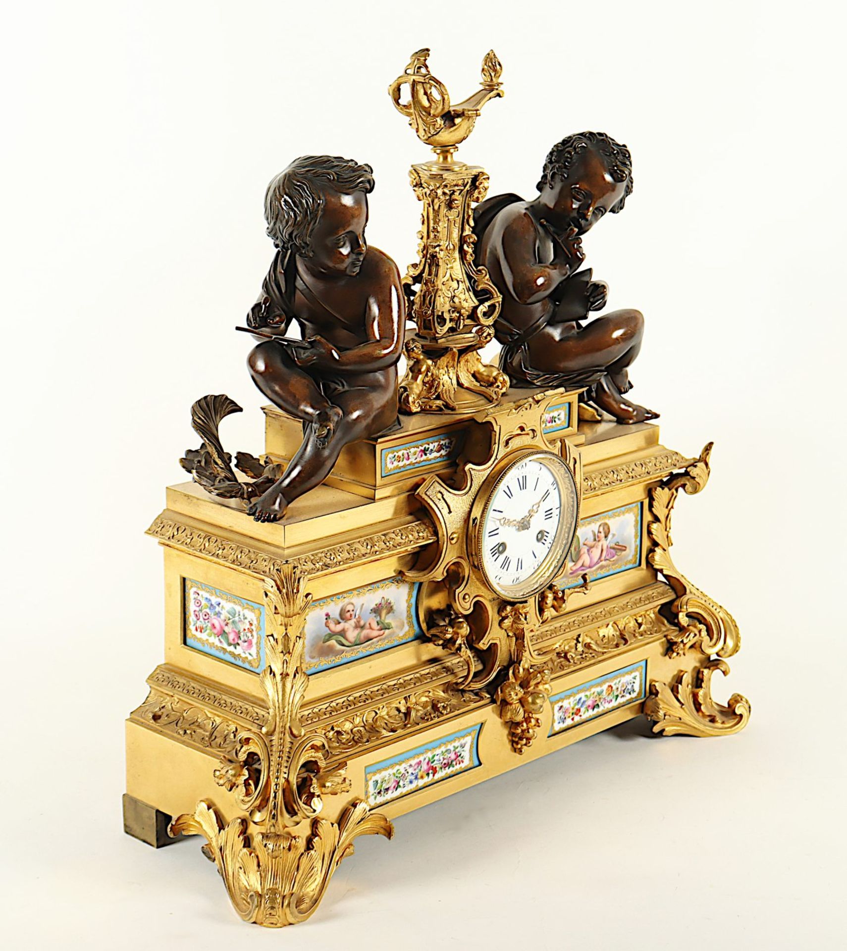 EXQUISITE FIGURENPENDULE MIT KANDELABERBEISTELLERN, Bronze, vergoldet, Frankreich, um 1860/70 - Bild 5 aus 11