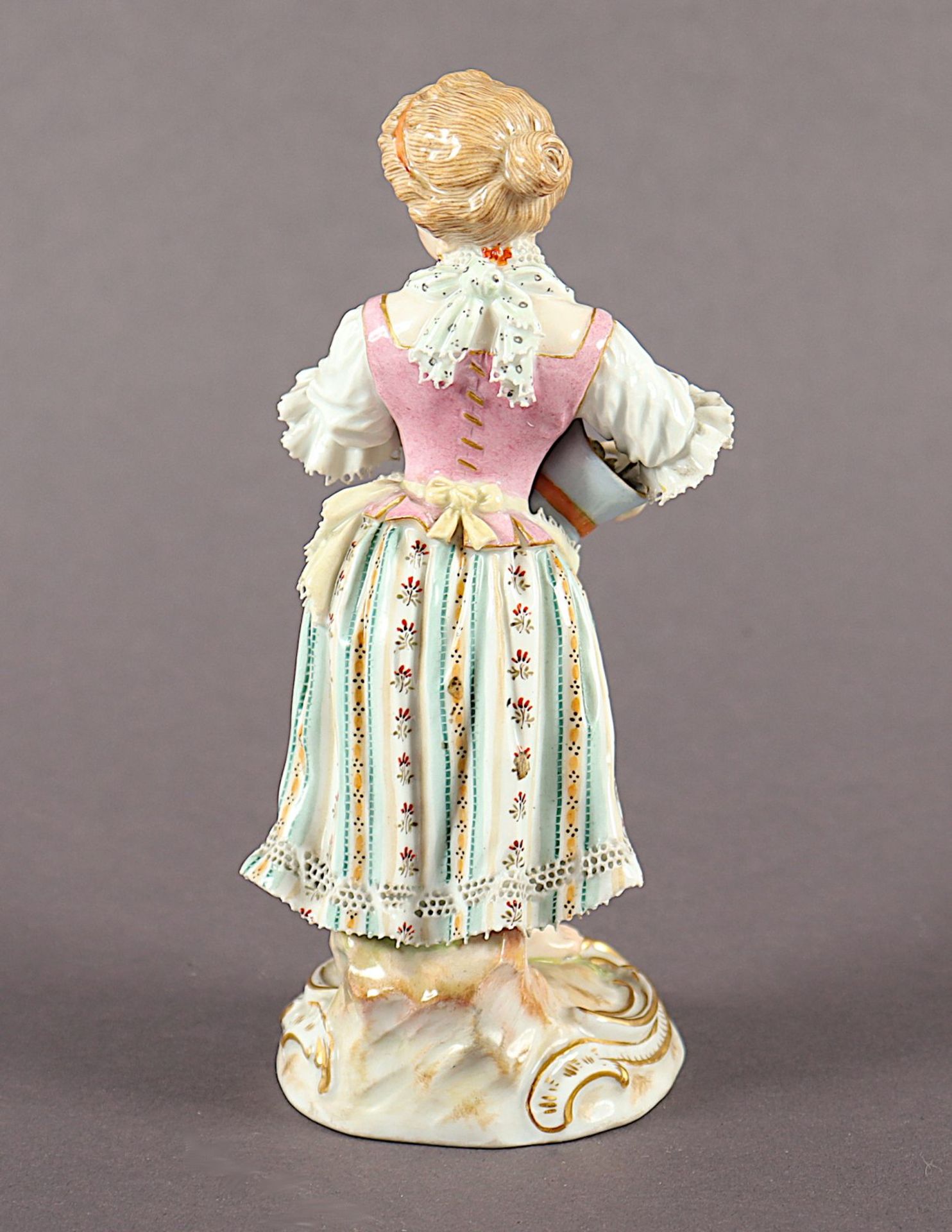 Figur Mädchen mit Blumen im Hut, Johann Joachim Kaendler, Meissen, E.19.Jh. - Image 3 of 4