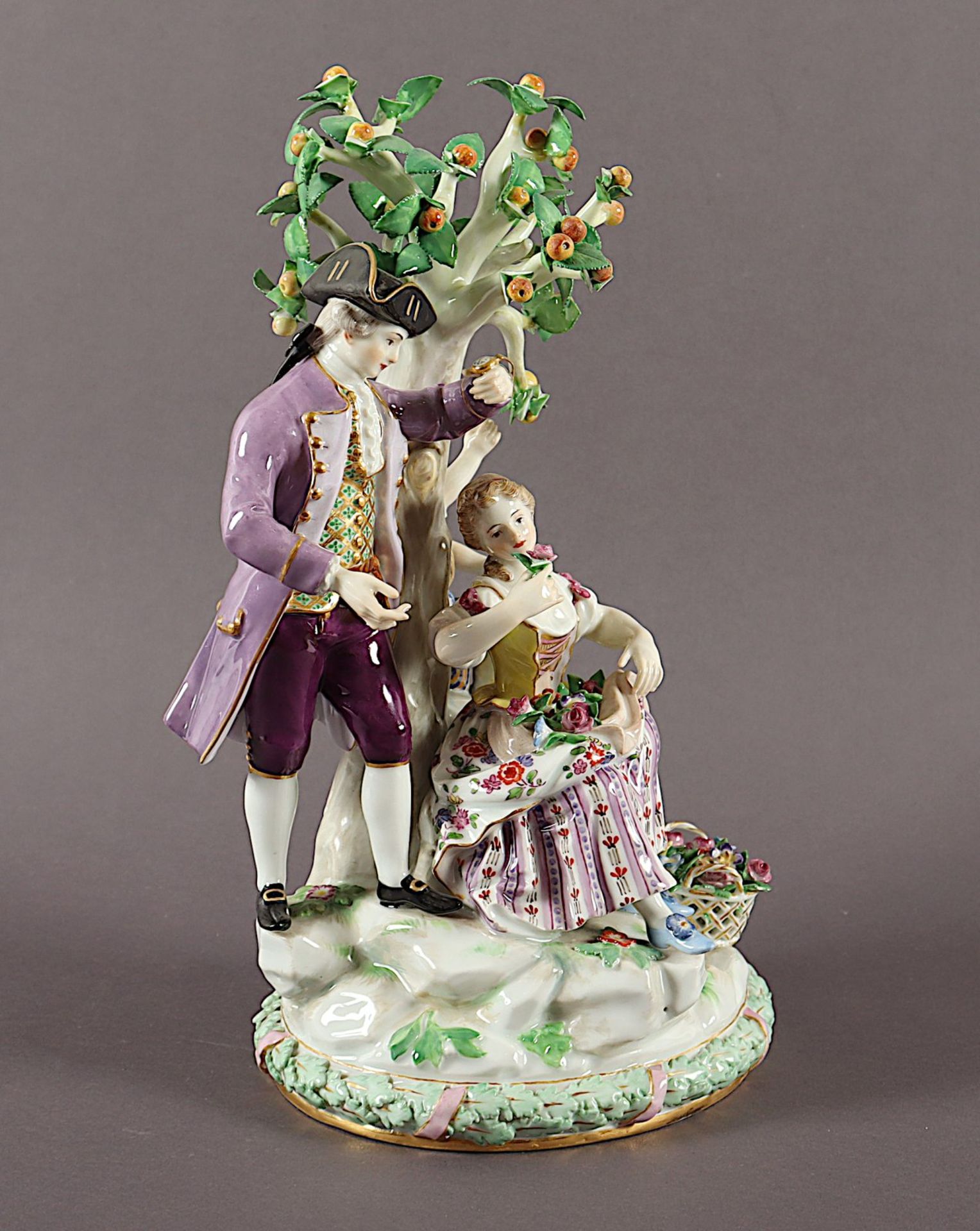 GÄRTNERGRUPPE AM APFELBAUM, Modell D 94, Entwurf Michel Victor ACIER von 1772, MEISSEN, E.19.Jh. - Image 2 of 5