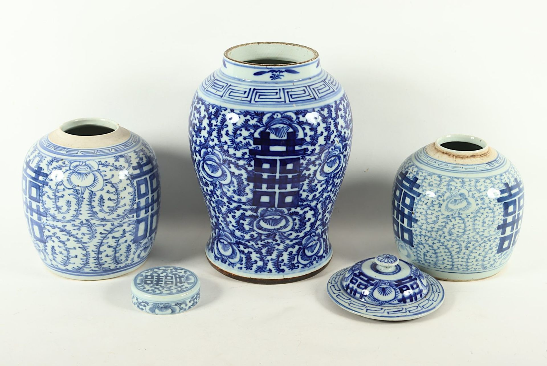 zwei Ingertöpfe und eine Deckelvase, Porzellan, China - Bild 2 aus 3