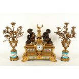 EXQUISITE FIGURENPENDULE MIT KANDELABERBEISTELLERN, Bronze, vergoldet, Frankreich, um 1860/70