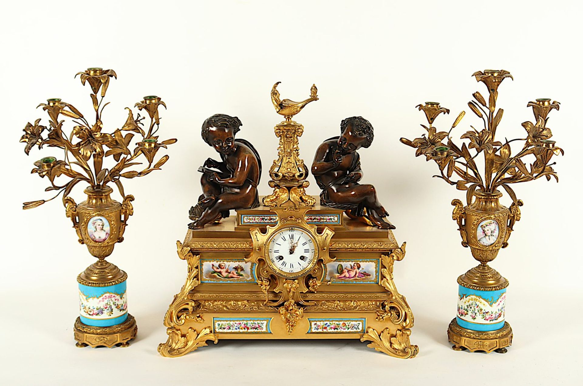 EXQUISITE FIGURENPENDULE MIT KANDELABERBEISTELLERN, Bronze, vergoldet, Frankreich, um 1860/70