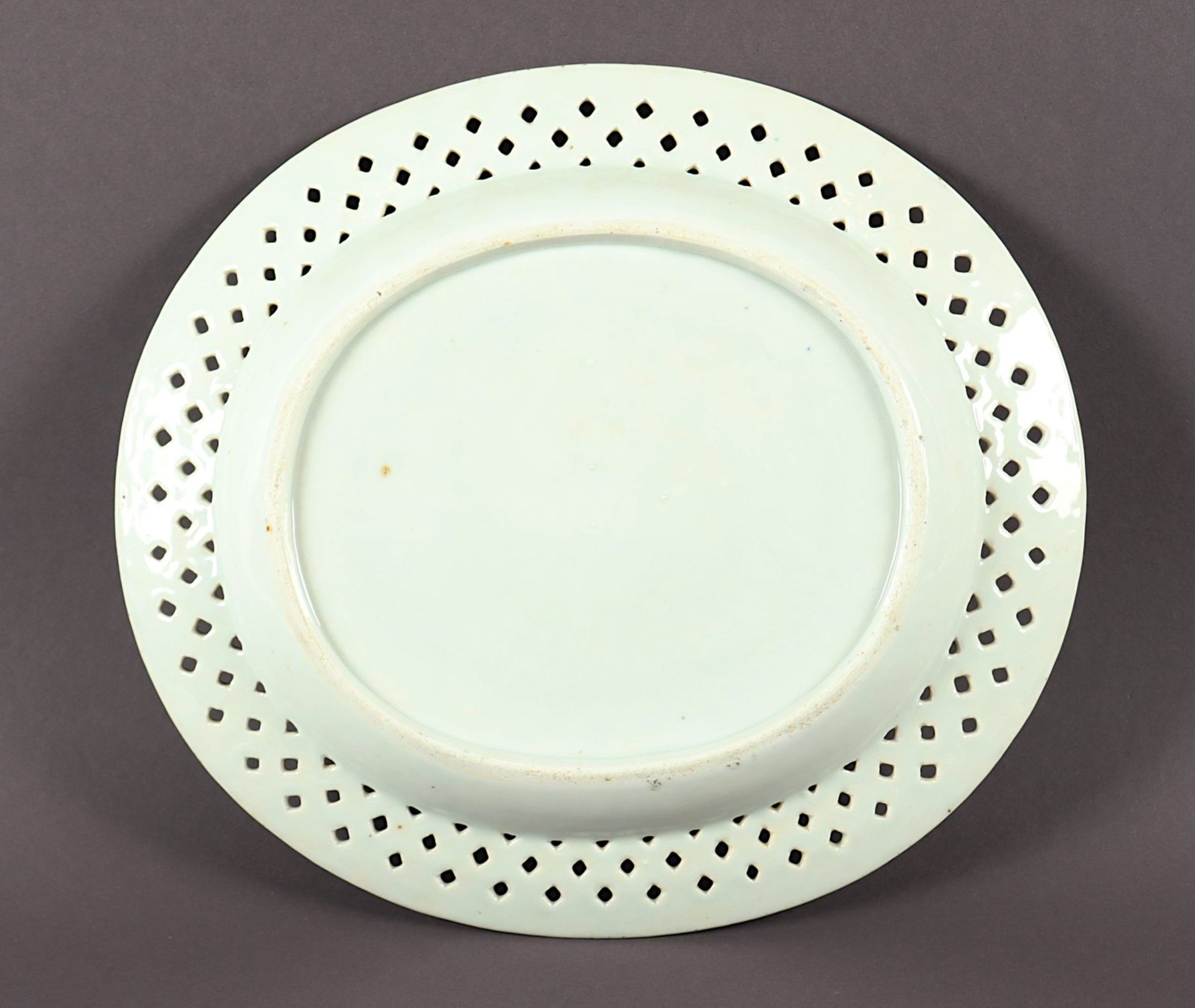 ovale Platte mit Durchbruchrand, Porzellan, China, um 1800 - Bild 2 aus 2