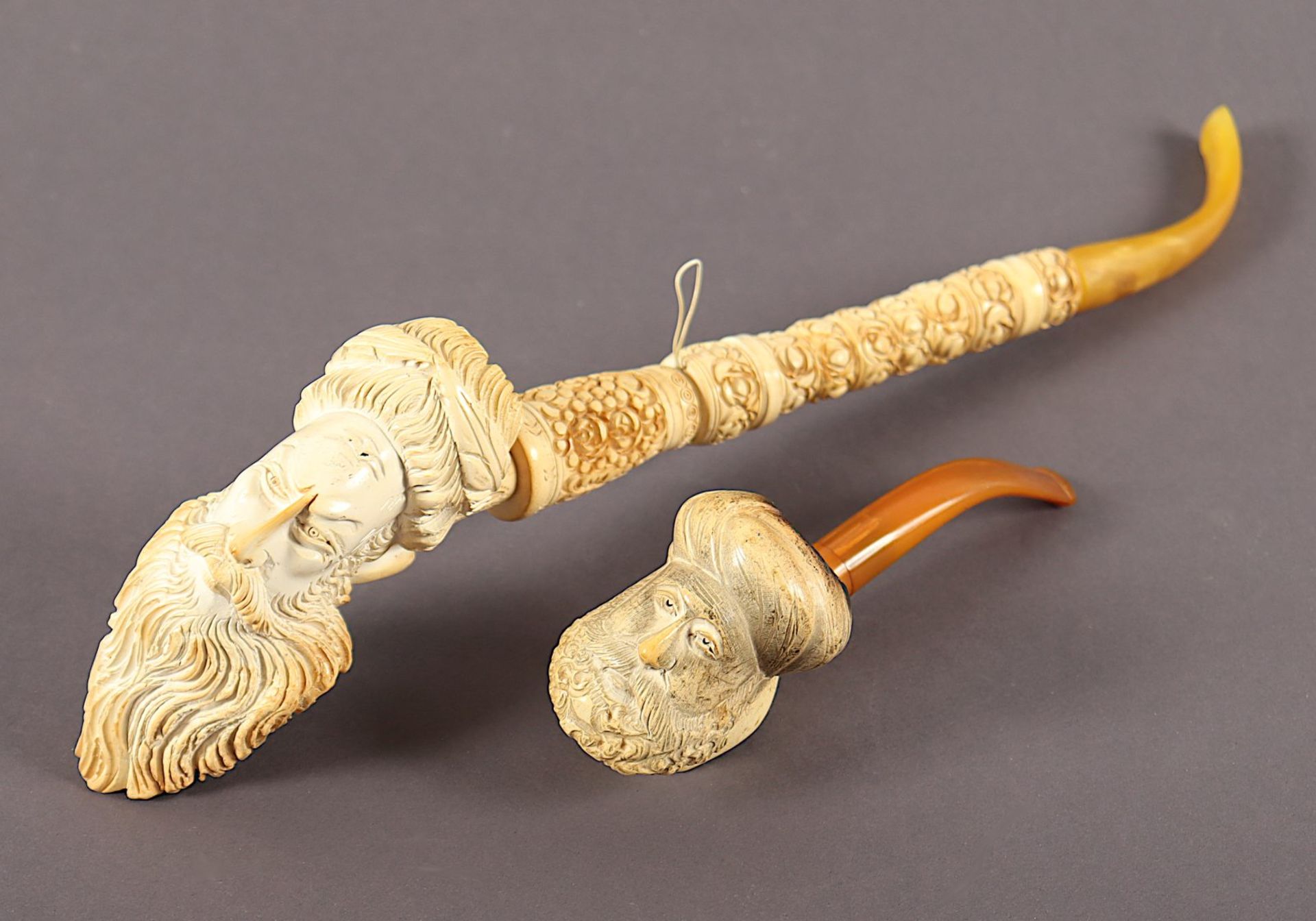 zwei Meerschaumpfeifen