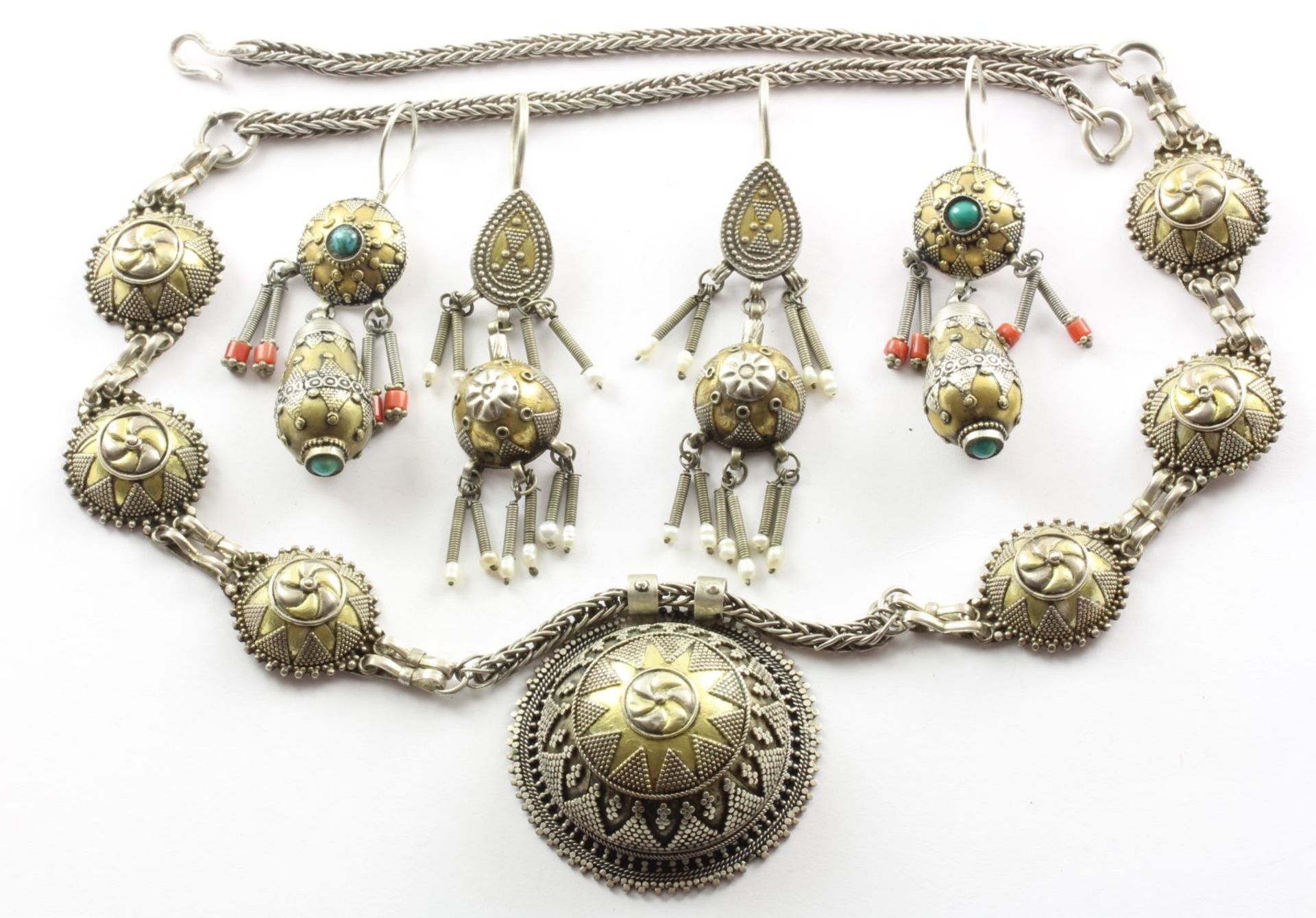 Konvolut Ethnoschmuck, Silber, zwei Paar Ohrhänger, Kette