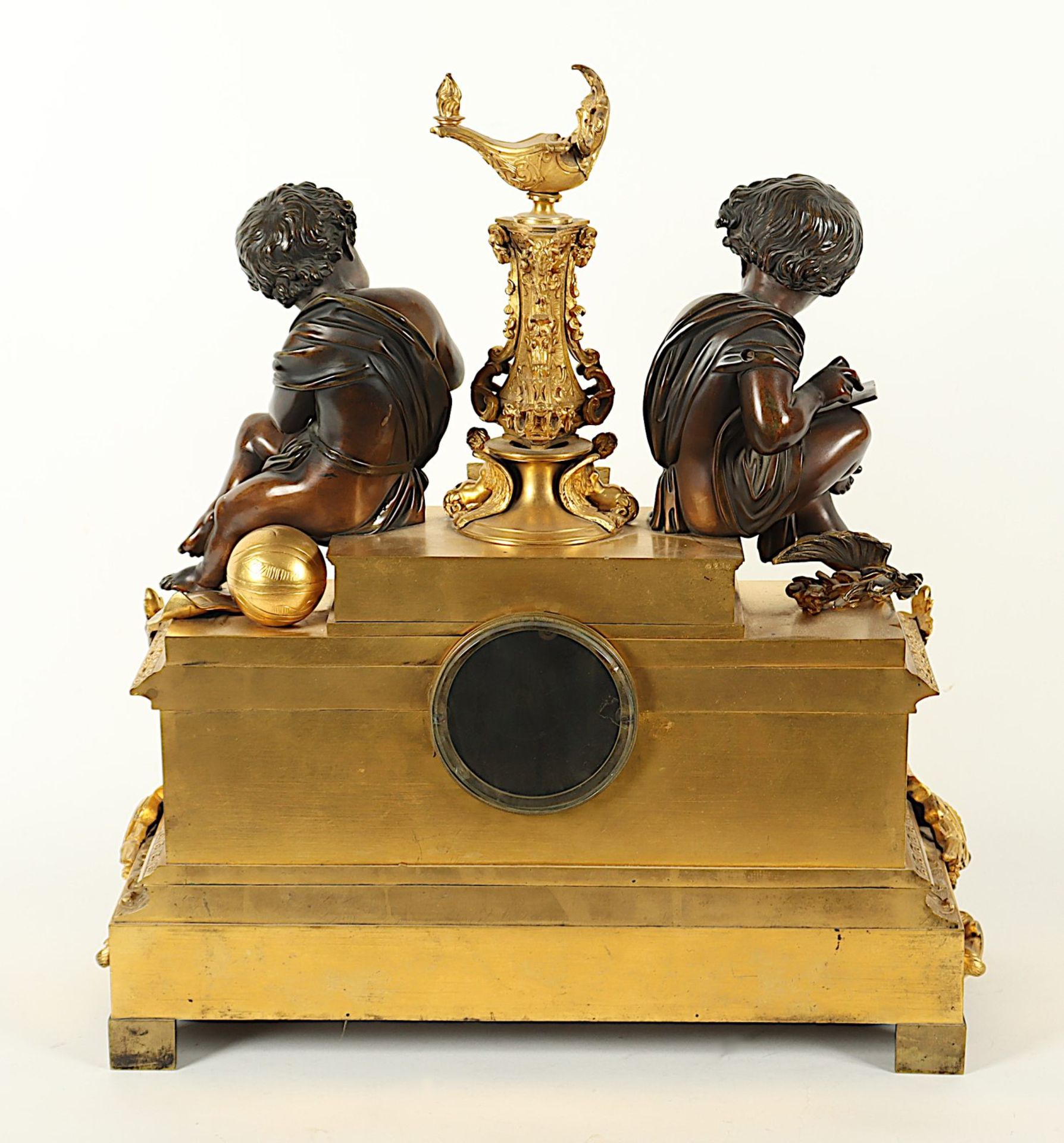 EXQUISITE FIGURENPENDULE MIT KANDELABERBEISTELLERN, Bronze, vergoldet, Frankreich, um 1860/70 - Bild 7 aus 11