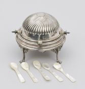 Kaviarschale und fünf Löffel