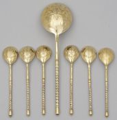 Sechs Dessertlöffel und Vorlegelöffel