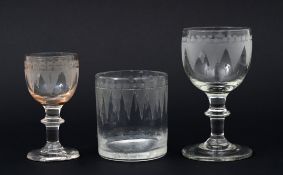 Drei Gläser mit Behangmuster