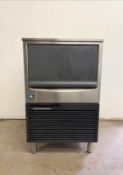 Hoshizaki KM-161BAJ 23 3/4"W Crescent Cube Undercounter Ice Machine - 163 lbs, Air Cooled, 115 Volts