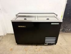 True TD-50-18-HC 50" Forced Air Bottle Cooler - Holds (396) 12 oz Bottles, Lid Locks, 115v
