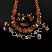 Schmuckkonvolut Bernstein, 12 Teile, Gesamtgewicht 228g, bestehend aus zwei Paar Ohrringen, zwei Pa