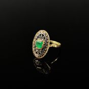 Antiker Ring, 585/14k Gelbgold und Silber 800 (getestet), Gesamtgewicht 5,45g, mittig Smaragd von c