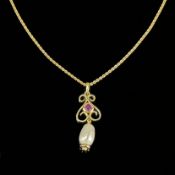 Anhänger an Kette, 585/14k Gelbgold (je punziert), Gesamtgewicht 3,48g, Anhänger mit Rubin und Perl