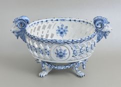 Zwiebelmusterkorb mit Widderköpfen, Meissen