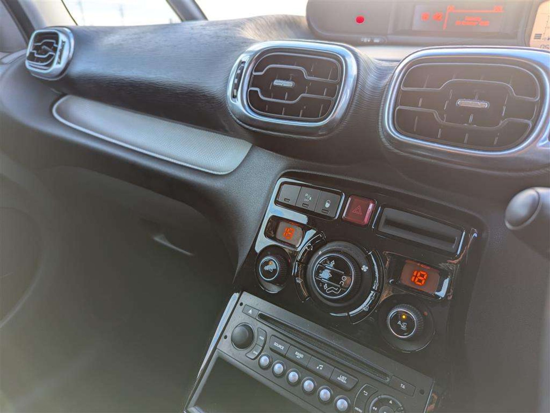 2014 CITROEN C3 PICASSO EXCLUSIVE HDI - Image 17 of 26