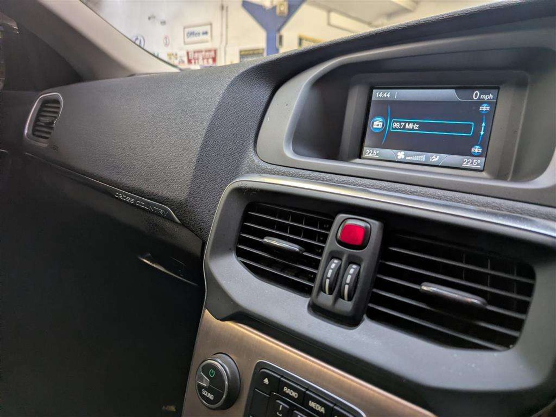 2013 VOLVO V40 CROSS COUNTRY LUX D2 - Image 18 of 29