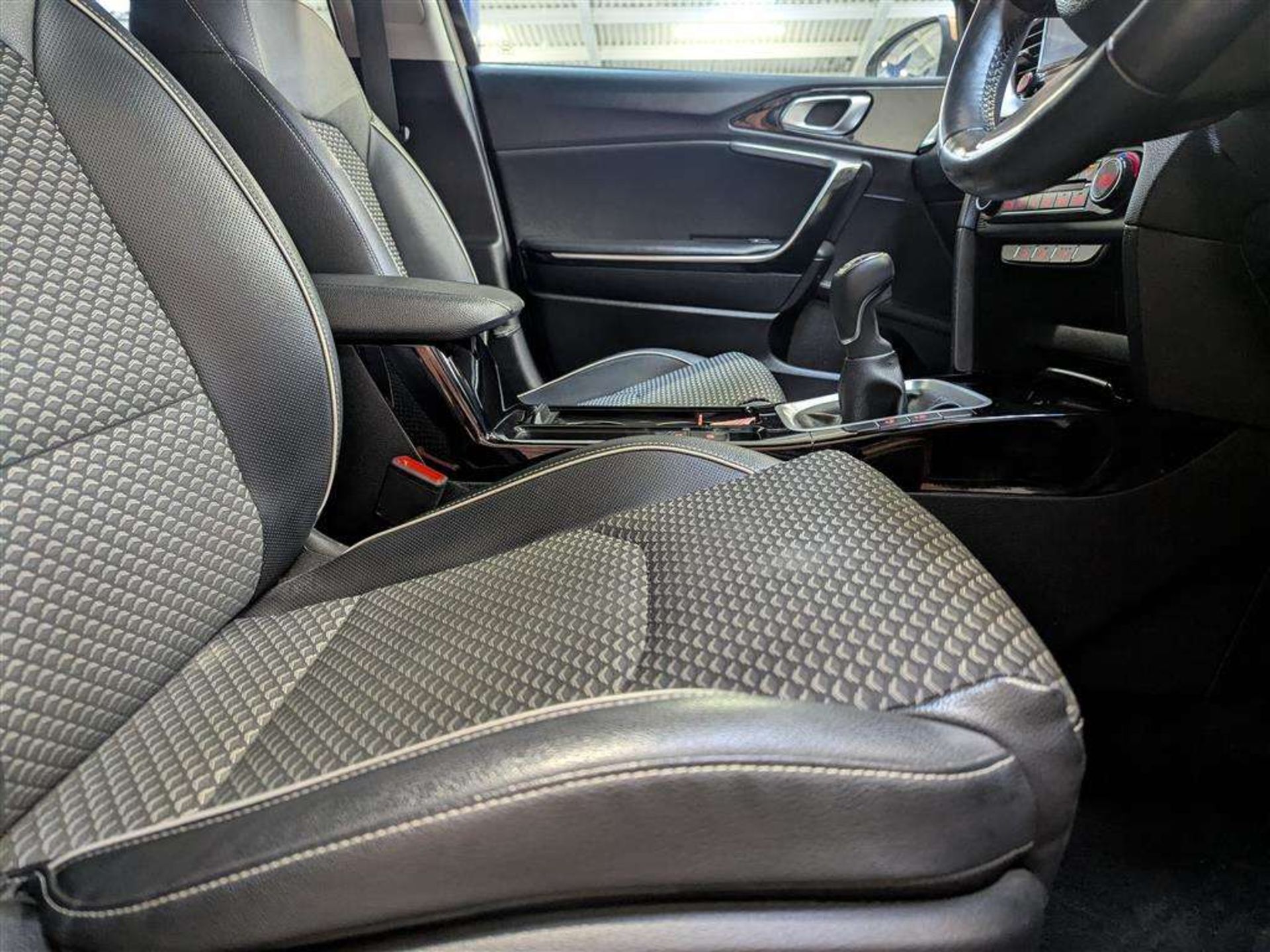 2021 KIA XCEED 3 ISG - Image 16 of 27