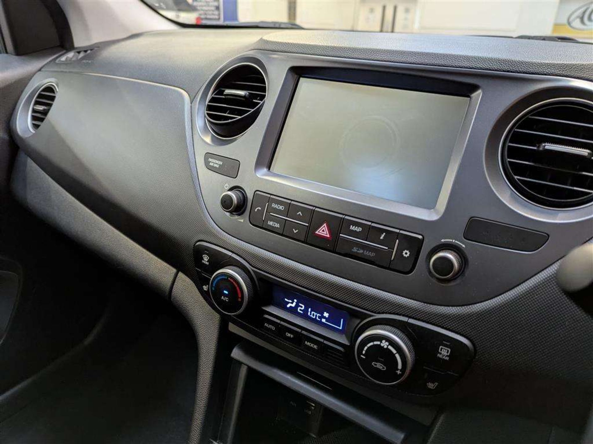 2018 HYUNDAI I10 PREMIUM SE - Image 17 of 27