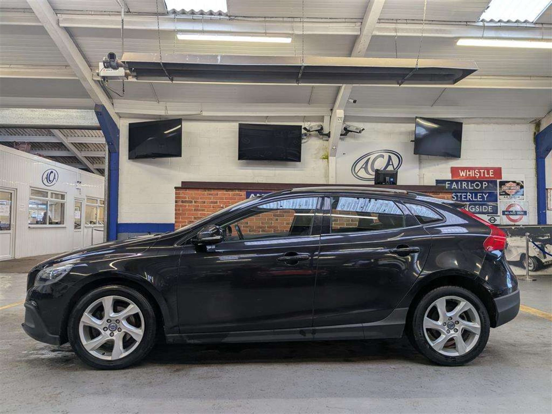 2013 VOLVO V40 CROSS COUNTRY LUX D2 - Image 2 of 29