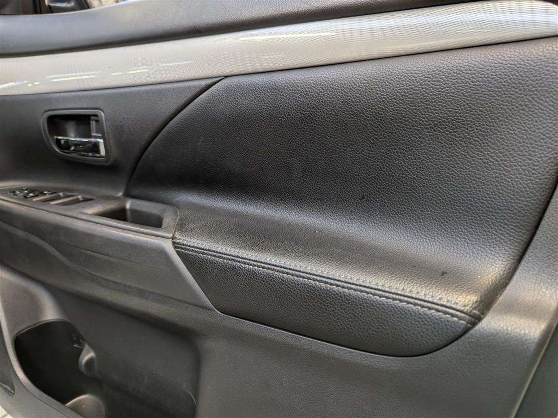 2015 MITSUBISHI OUTLANDER GX 4HS PHEV AUTO - Image 17 of 30