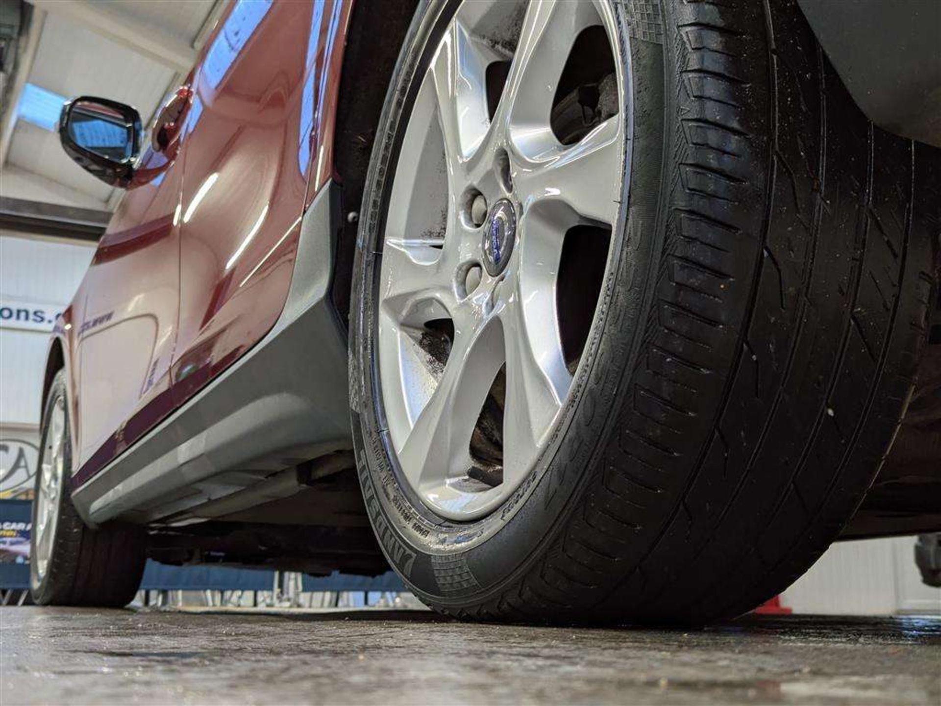 2015 VOLVO V40 CROSS COUNTRY LUX NAV - Image 16 of 30