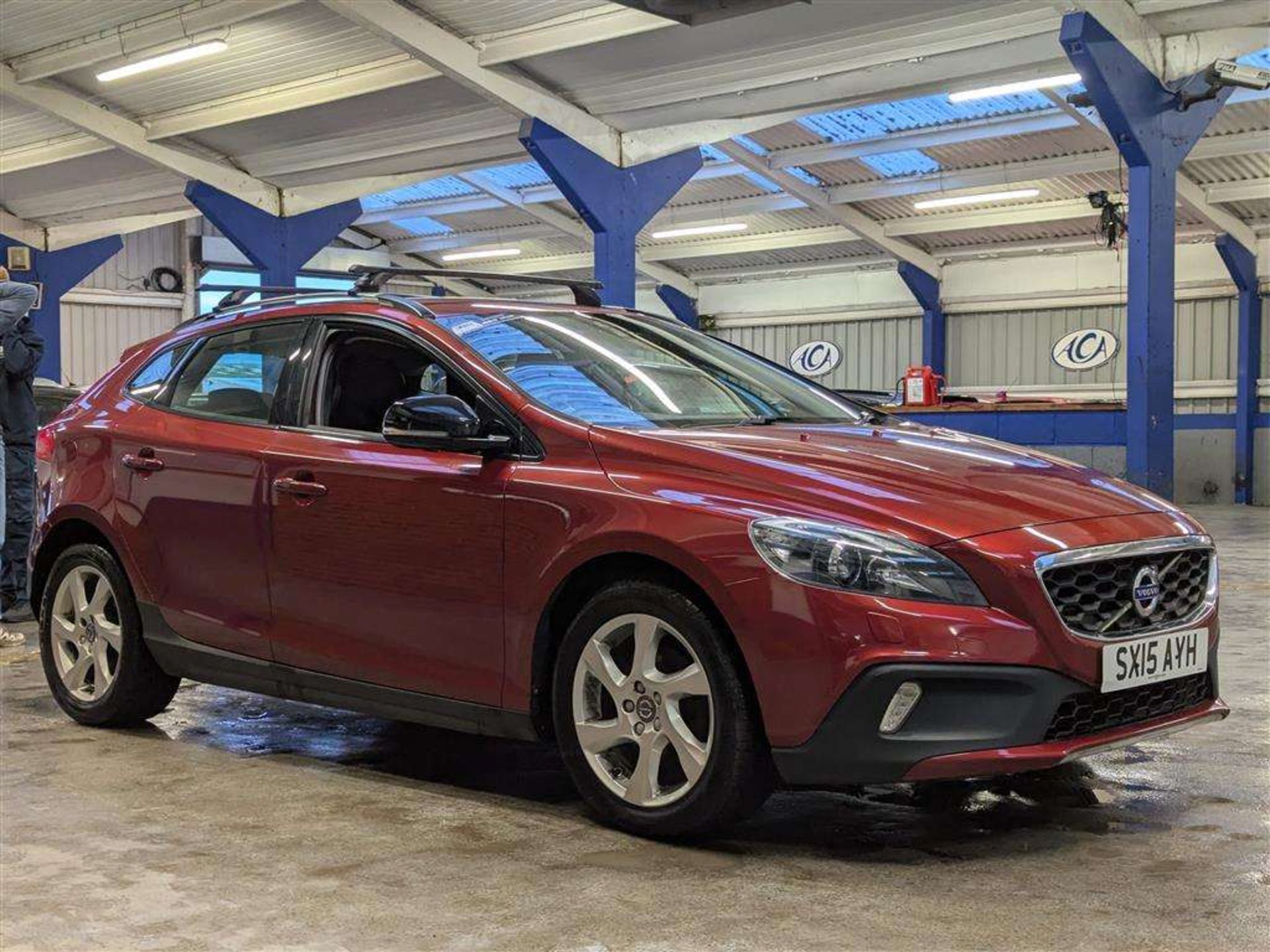 2015 VOLVO V40 CROSS COUNTRY LUX NAV - Image 5 of 30