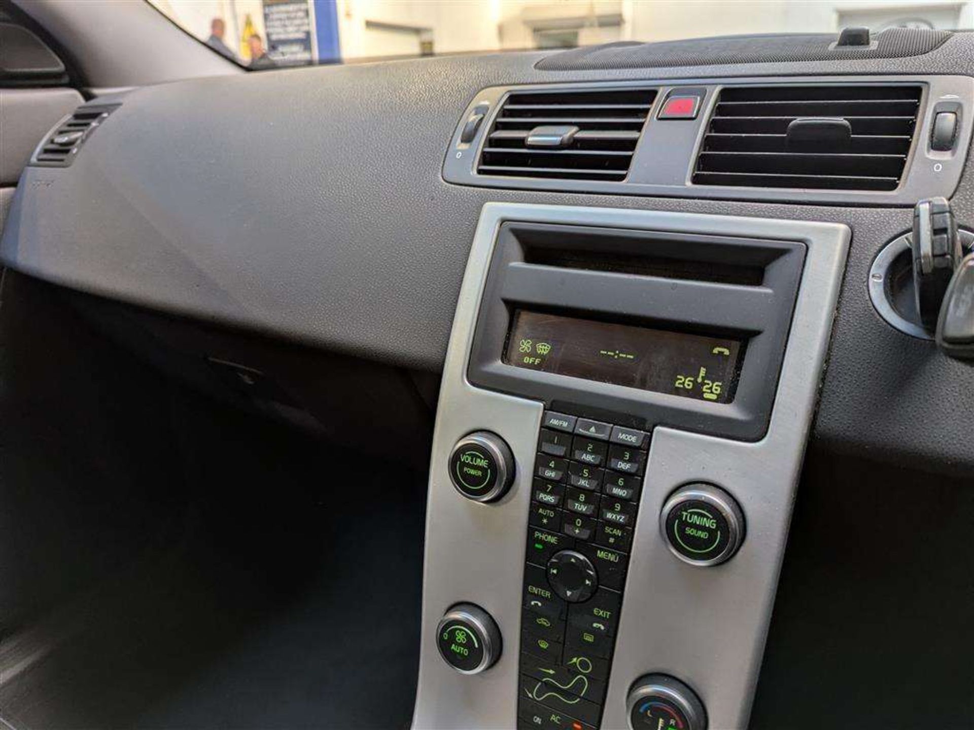 2011 VOLVO V50 SE LUX EDITION D3 - Image 12 of 29