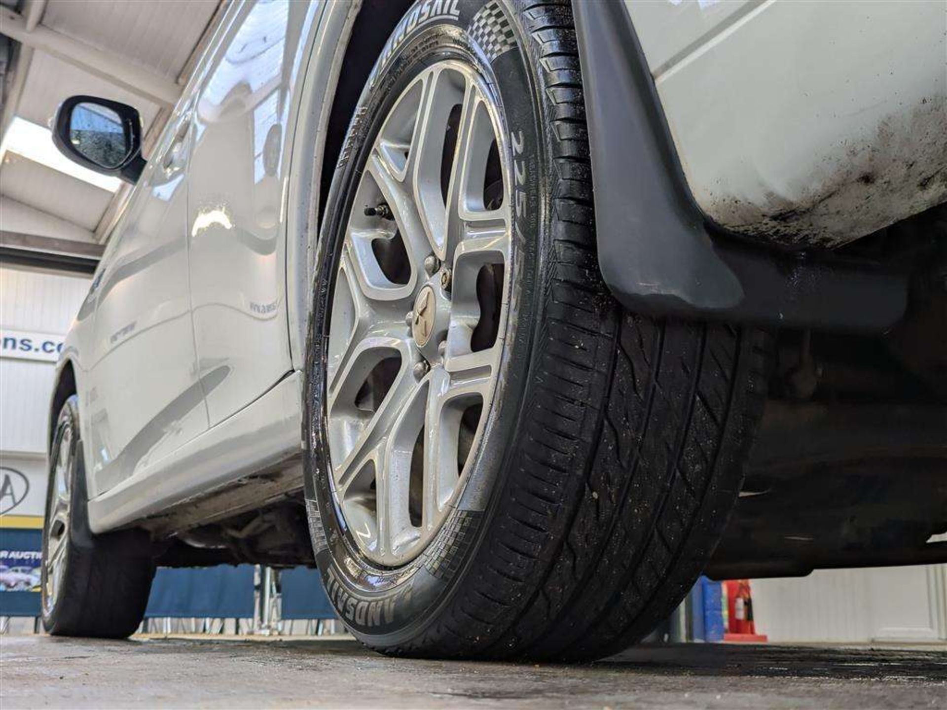 2015 MITSUBISHI OUTLANDER GX 4HS PHEV AUTO - Image 10 of 30