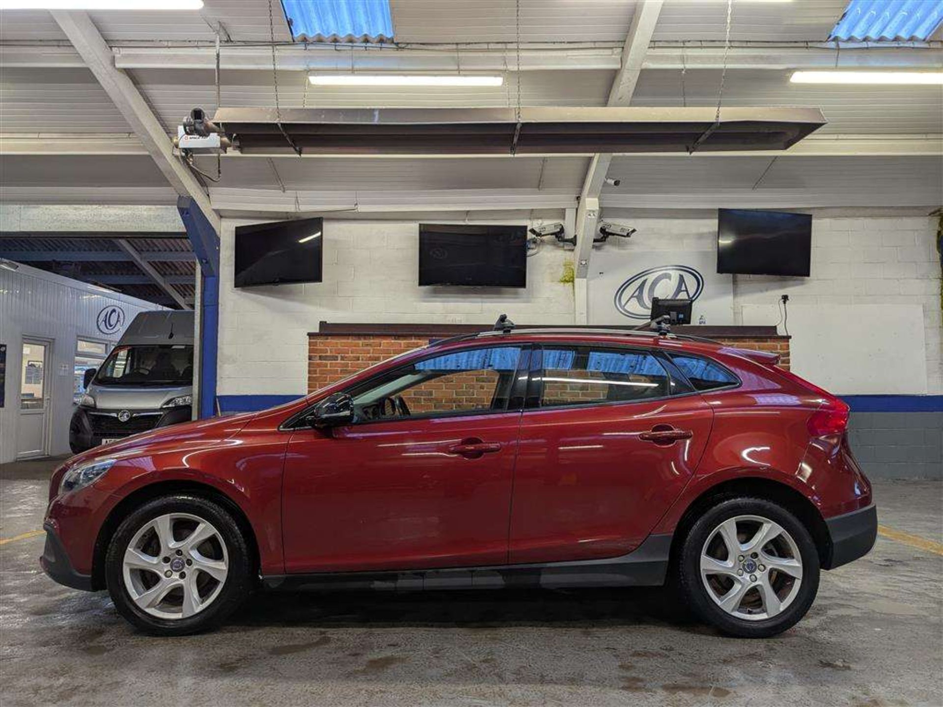 2015 VOLVO V40 CROSS COUNTRY LUX NAV - Image 2 of 30