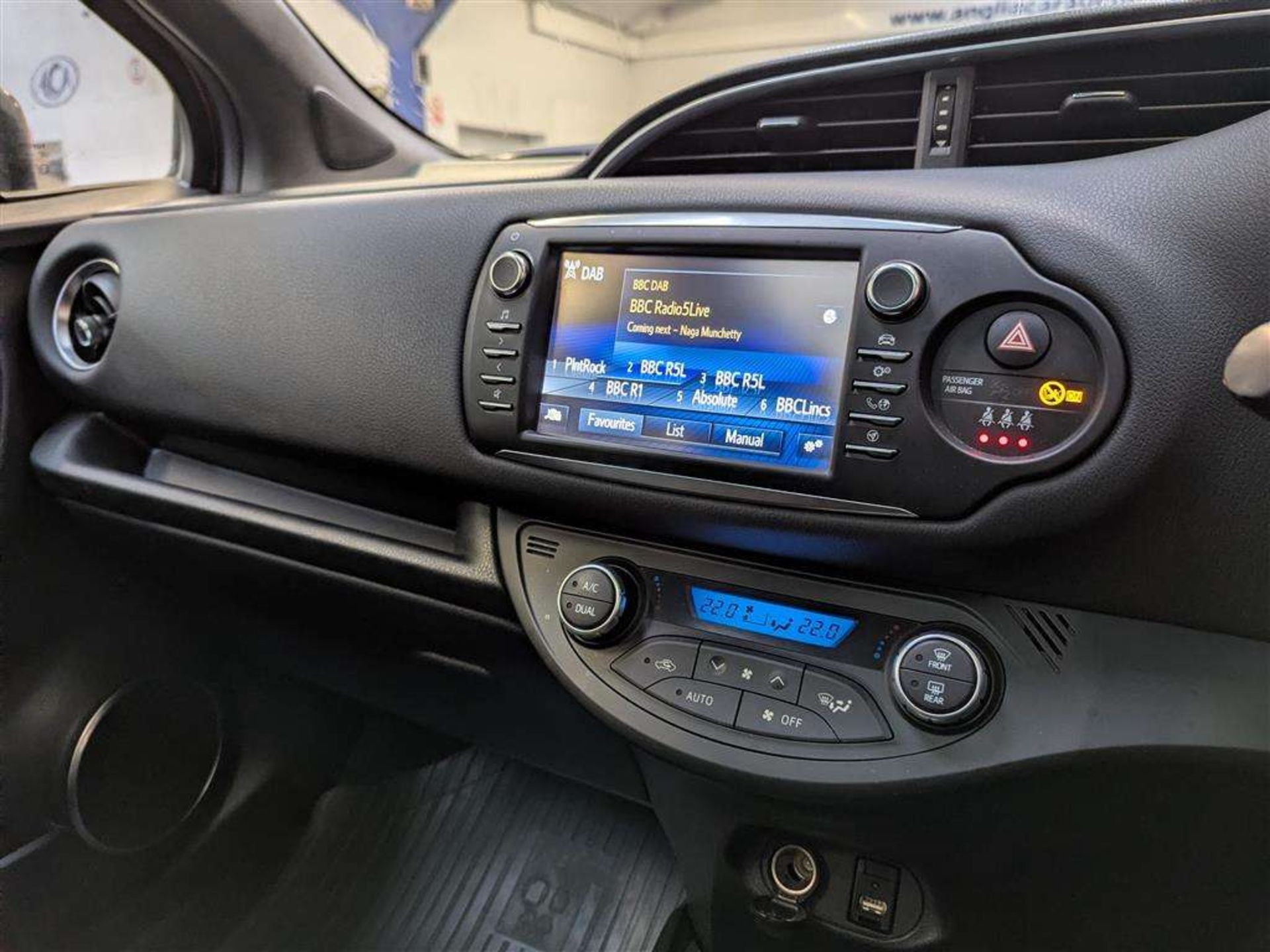 2017 TOYOTA YARIS EXCEL HYBRID VVT-I - Image 15 of 28