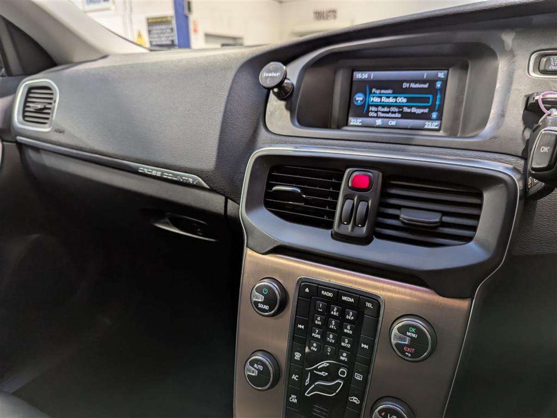 2015 VOLVO V40 CROSS COUNTRY LUX NAV - Image 12 of 30