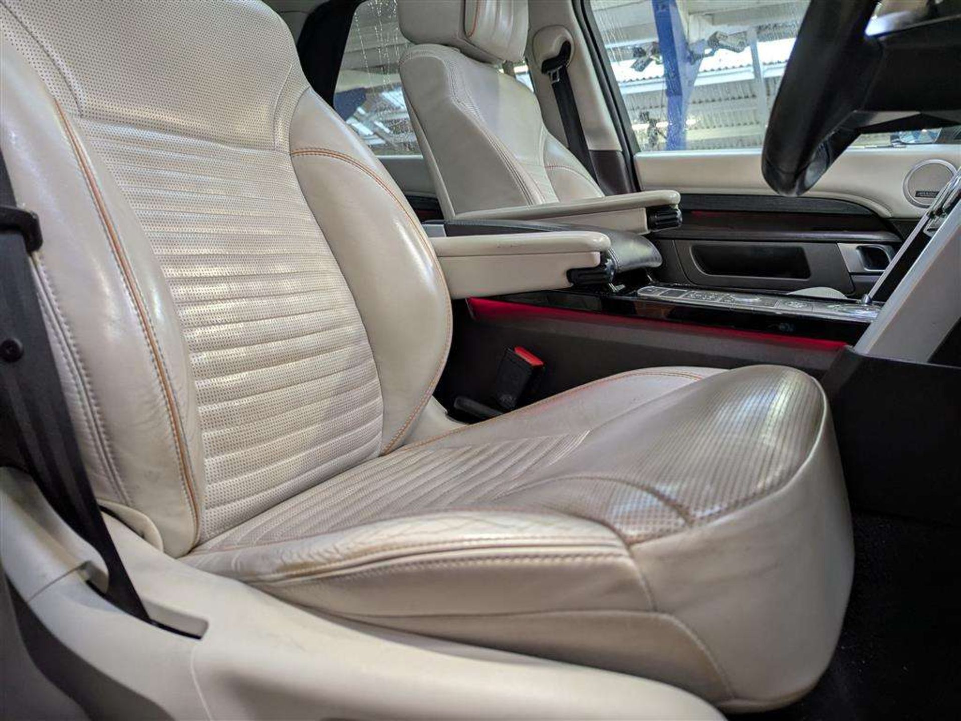 2016 LAND ROVER DISCOVERY LUXURY HSE TD6 - Image 34 of 46