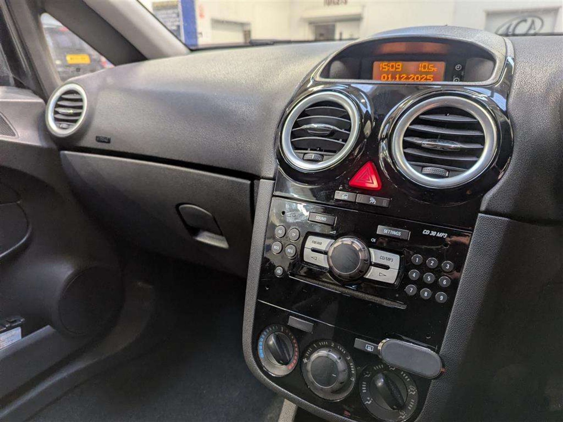 2011 VAUXHALL CORSA SXI - Image 12 of 29