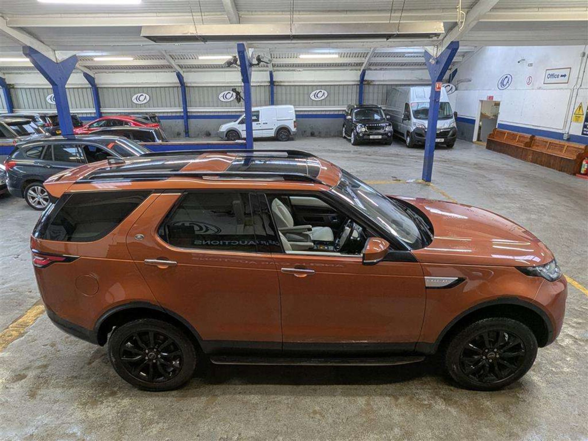 2016 LAND ROVER DISCOVERY LUXURY HSE TD6 - Image 45 of 46