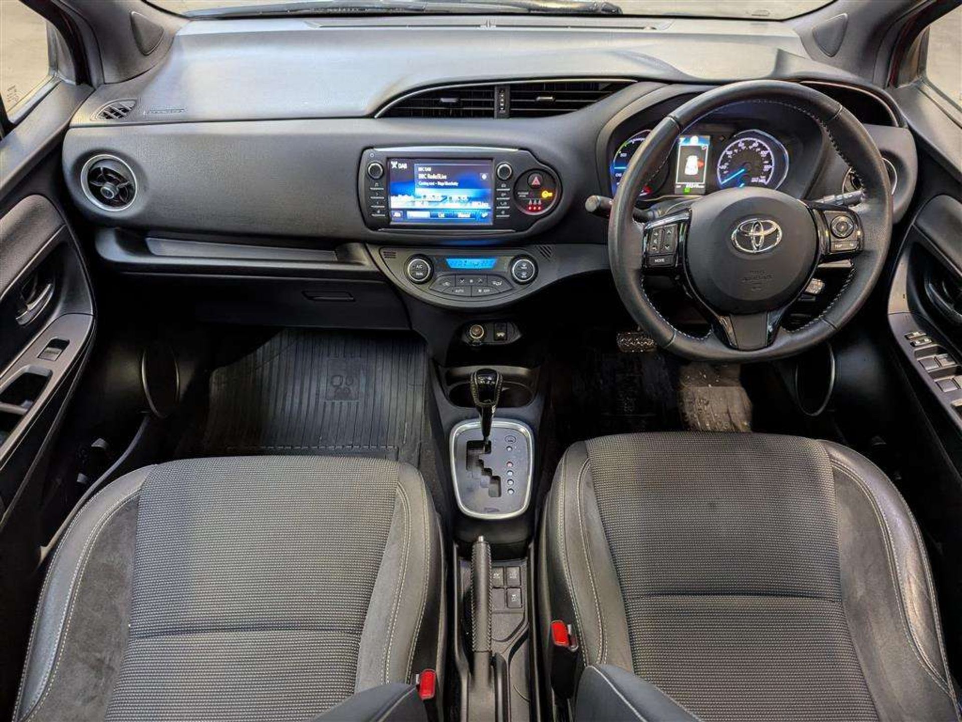 2017 TOYOTA YARIS EXCEL HYBRID VVT-I - Image 6 of 28