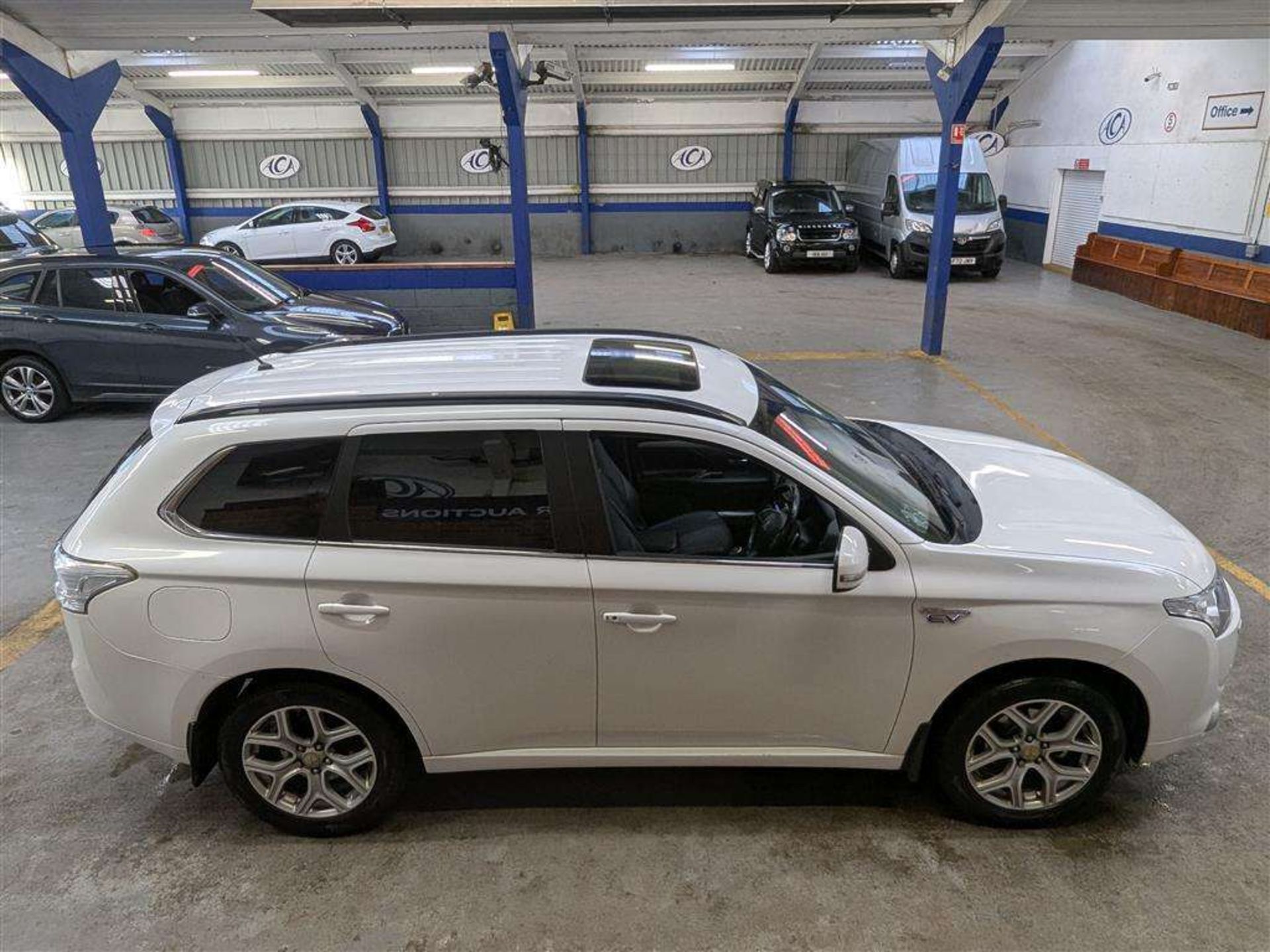 2015 MITSUBISHI OUTLANDER GX 4HS PHEV AUTO - Image 29 of 30