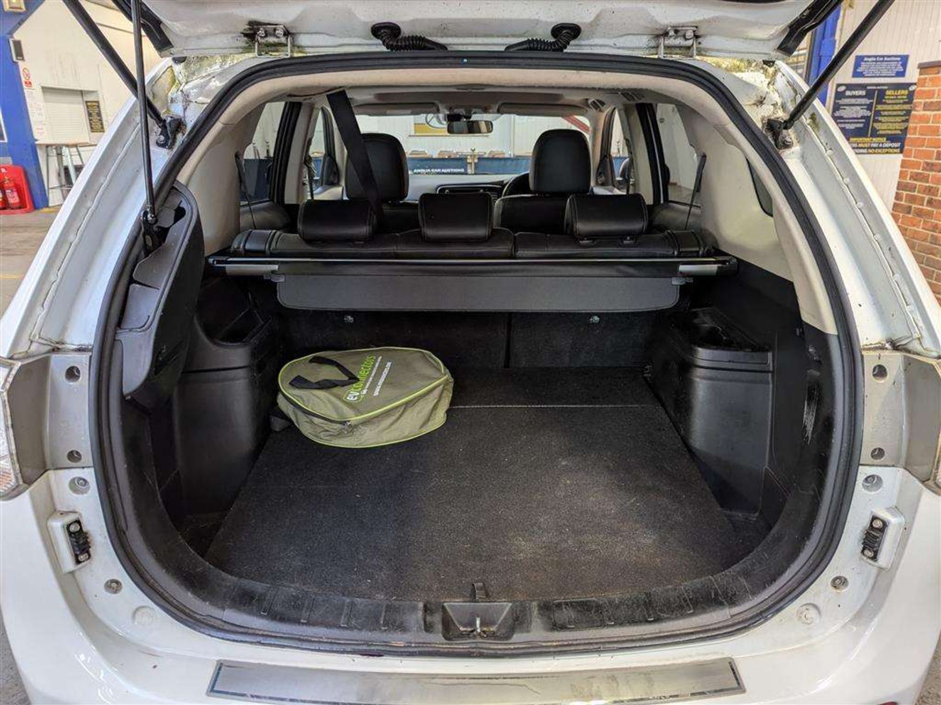 2015 MITSUBISHI OUTLANDER GX 4HS PHEV AUTO - Image 8 of 30