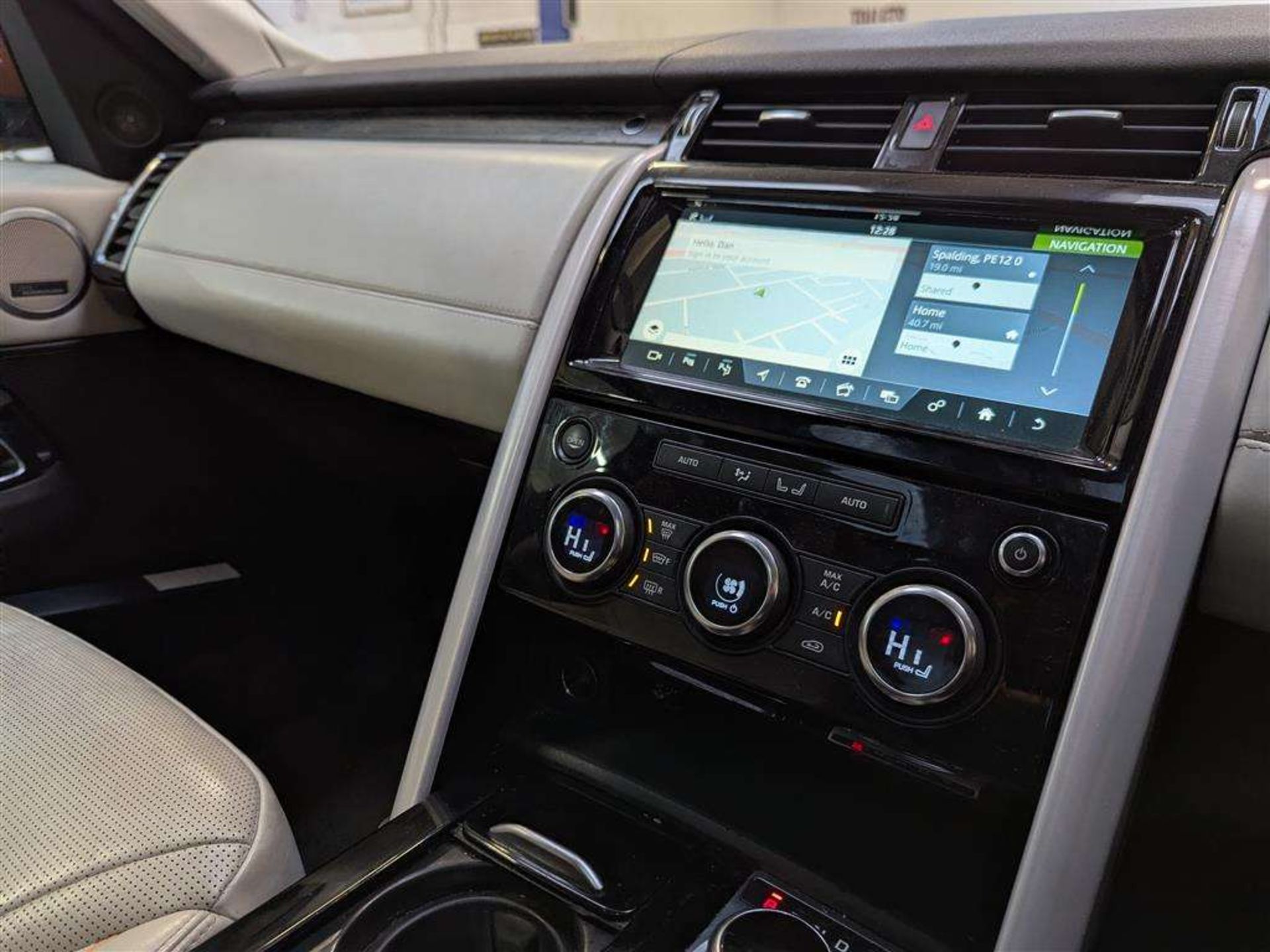 2016 LAND ROVER DISCOVERY LUXURY HSE TD6 - Image 37 of 46