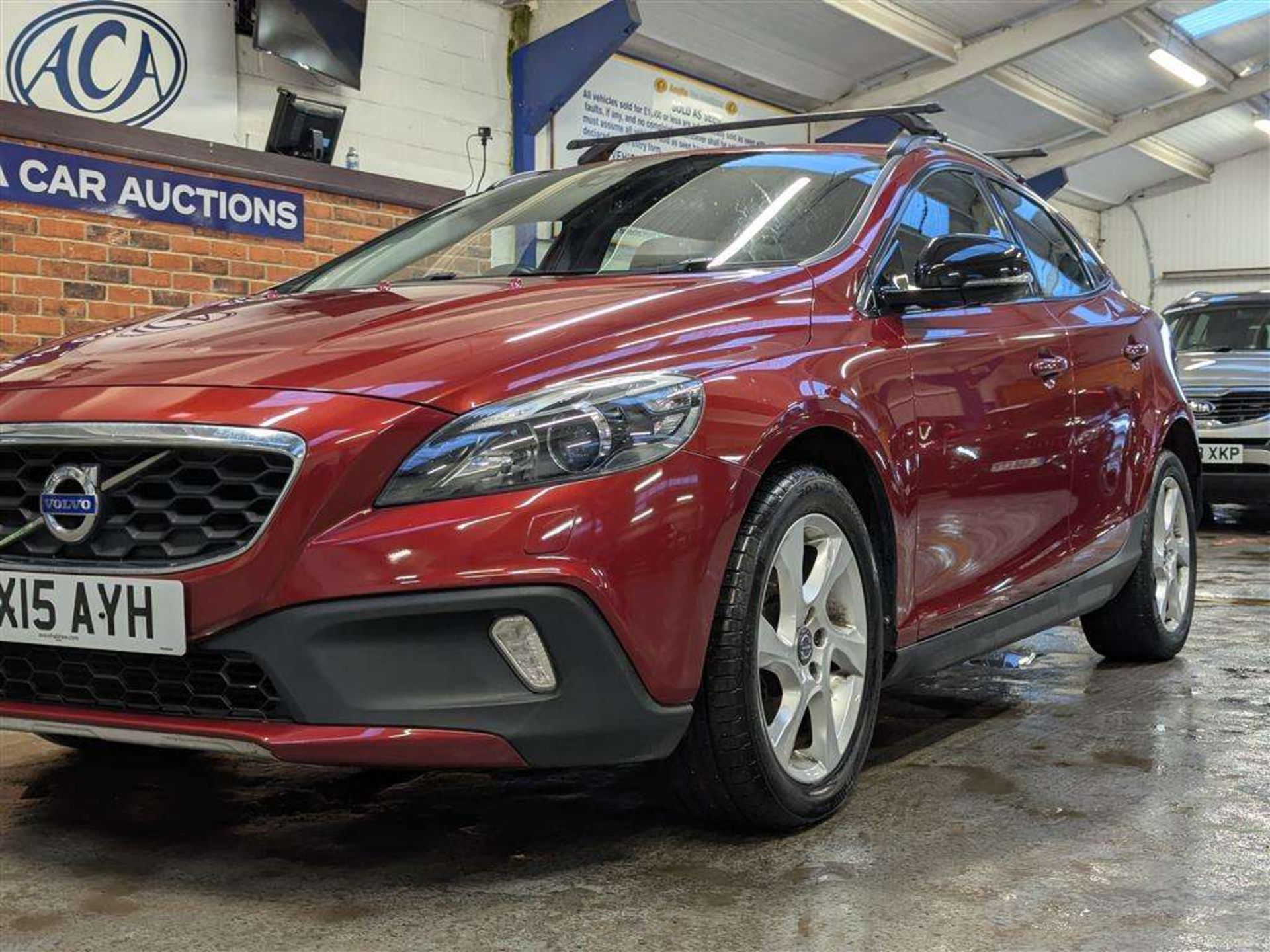 2015 VOLVO V40 CROSS COUNTRY LUX NAV - Image 14 of 30