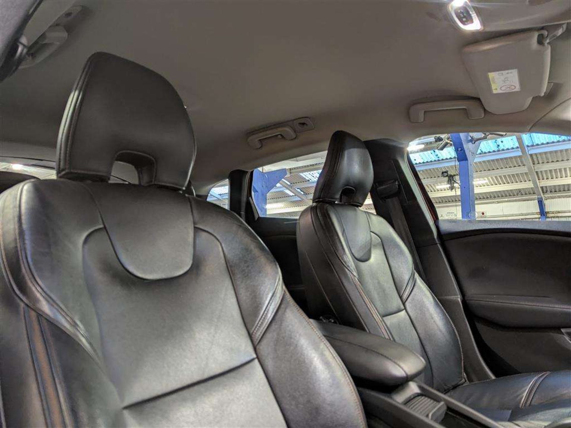 2015 VOLVO V40 CROSS COUNTRY LUX NAV - Image 9 of 30