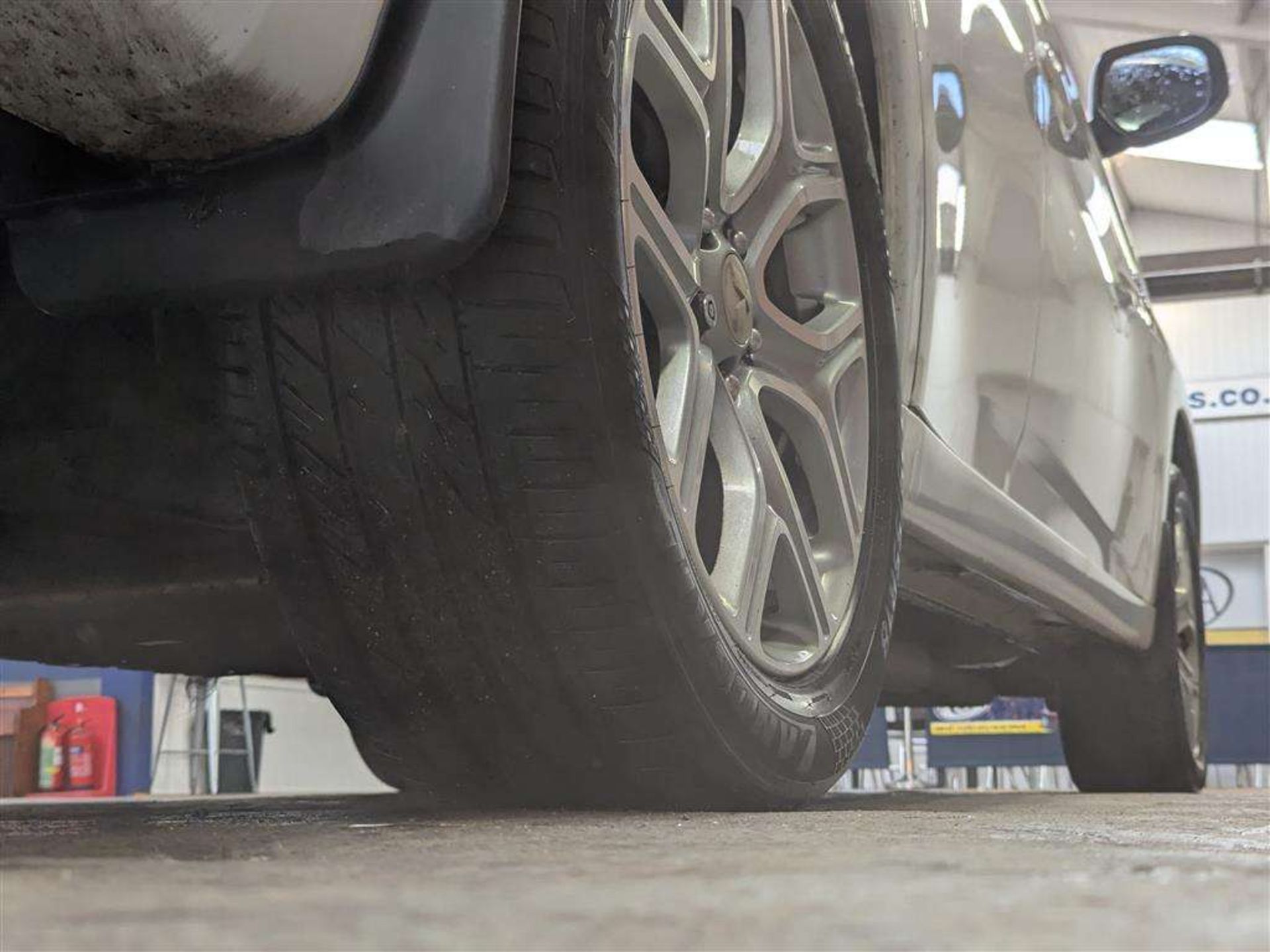 2015 MITSUBISHI OUTLANDER GX 4HS PHEV AUTO - Image 13 of 30